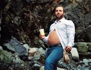 Der Grund für den dicken Bauch: üppige (Festtags-)Menüs, oder ist der Mann doch irgendwie schwanger? (Bild: Stephen Cwiok/Keystone)