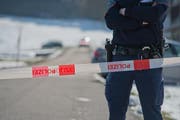 In Malters hat sich eine Frau in einem Wohnhaus verschanzt und mit dem Gebrauch einer Schusswaffe gedroht. Beim Stürmen des Hauses durch die Polizei wurde die Frau bereits tot aufgefunden. (Bild: Pius Amrein / Neue LZ)
