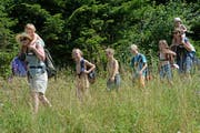 Unterwegs bei Holzwegen ob Romoos (v. l.): Alexandra Wicki mit Anna Wicki, Amélie und Lionel Mattmann, Raphael Wicki, Julia Wicki, Corinne Mattmann mit Jann Mattmann. (Bild: Nadia Schärli / Neue LZ)
