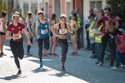 Rasant durch die Stadt: Seit 75 Jahren findet der grosse Sportanlass «Quer durch Zug» regelmässig statt. (Bild: Maria Schmid / ZZ (1. April 2017))
