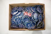 Die Europapolitik spaltet: Nach dem Ja zur Masseneinwanderungs-Initiative vom 9. Februar 2014 protestierten die Gegner mit Buttons. (Bild: Fabian Stamm/Keystone (14. März 2014))