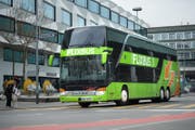 Ein Flixbus fährt beim Inseli vor. (Bild: Stefanie Nopper (Luzern, 6. April 2017))