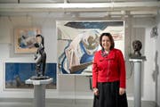 Restauratorin Isabelle Hadorn-Dettwiler im Raum mit Gemälden des Basler Malers Coghuf. (Bild Pius Amrein)