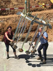 Rita Baggenstos und Herbert Trudel vom Verwaltungsrat der LKRS AG bestaunen die Dimension der Sockelarmierung für Stütze 3….. (Bild: PD/Rita Baggenstos, LKRS AG)