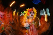 Die Guggemusig Pilatusgeister Luzern während des Monstercorsos. (Bild Philipp Schmidli/Neue LZ)