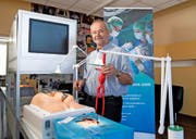 Vascular-Verwaltungsratspräsident Hanspeter Kiser (60) mit einem künstlichen Körperteil, das Chirurgen zur Übung verwenden. (Bilder Corinne Glanzmann)