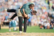 Martin Grab (links) duelliert sich am Sonntagmorgen mit Kilian Wenger. Der Gang endet gestellt. (Bild: Keystone/Urs Flüeler)