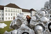 Aufbauarbeiten in St. Urban: Co-Kuratorin Gertrud Aeschlimann mit dem Werk «Lotus» des Künstlers Zeng Chenggan. (Bild: Eveline Beerkircher / Neue LZ)