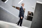 Der abtretende Rektor Paul Richli (70) im Treppenhaus des Luzerner Universitätsgebäudes. (Bild Pius Amrein)