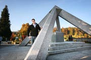 Friedhofsverwalter Cornel Suter beim Gemeinschaftsgrab im Friedhof Friedental in Luzern. (Bild Manuela Jans/Neue LZ)