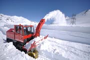 Schneeräumen am Gotthardpass 2009. (Archivbild Urs Hanhart/Neue UZ)