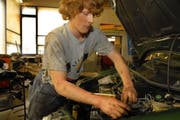 Wer eine Lehrstelle im Kanton Uri ergattern will, sollte schnell sein. Denn sie werden sehr rasch vergeben. Im Bild: Ein Automechaniker-Lehrling (Symbolbild). (Bild: Sven Aregger / Neue UZ)