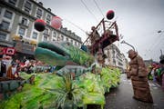 Schipp Schnaps mit Fasnachtsfischer am letztjährigen Wey-Umzug am Güdismontag in der Stadt Luzern. (Bild: Pius Amrein / Neue LZ)