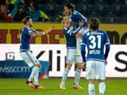 Wird von seinen Luzerner Teamkollegen stürmisch gefeiert: Marco Schneuwly, der Torschütze zum 1:0 (Bild: KEYSTONE/NICK SOLAND)