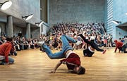 Szenisches Chorkonzert im Mai 2015 mit Tänzern im grossen Saal der Maihof-Pfarrei St. Josef. (Bild: Nadia Schärli (Luzern, 9. Mai 2015))