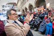Giorgio Pardini gilt als möglicher zweiter SP-Stadtratskandidat. (Hier bei einer Demonstration gegen kantonale Sparmassnahmen am 4. November 2014 vor dem Regierungsgebäude in Luzern.) (Archivbild Boris Bürgisser)