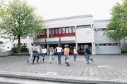 Die Schule geht wieder los. Laut Bildungsdirektor Stephan Schleiss bieten die Zuger Schulen nach wie vor ein attraktives Arbeitsumfeld. (Symbolbild: Werner Schelbert (Baar, 11. April 2017))