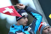 Martin Künzle gibt mit der Flagge sein Okay für den Sprung. (Bild: Phillipp Schmidli / Neue LZ)