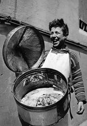 Um 1960 in Neapel: Ein Bub verkauft aus einem umgehängten Behälter Pizzen an Passanten. (Bild: Getty)