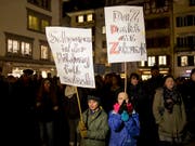 "Foll valsch": An der Demonstration gegen Sparmassnahmen in Luzern wehren sich auch Kinder gegen Abbau bei der Bildung. (Bild: KEYSTONE/ALEXANDRA WEY)