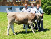 Die Gabenspender des Siegerpreises sind Daniel Keiser (von links) und Oswald Weber. Gezüchtet wurde das Rind Tamara von Pius Enz. (Bild: PD)