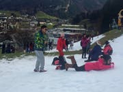 Statt auf den Titlis in den Kunstschnee: Touristen vergnügen sich oberhalb der Talstation in Engelberg. (Bild: René Meier)