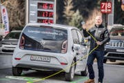 Thomas Lohmann testet die neue Elektrotankstelle. Er ist der Geschäftsführer der Raststätte Neuenkirch. (Bild: Nadja Schärli (Neuenkirch, 26. Februar 2018))