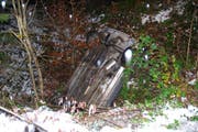 Das Unfallauto blieb mit der Front nach unten auf dem Dach liegen. (Bild: Kapo Obwalden)