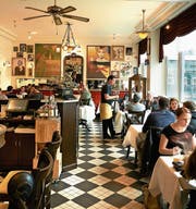 Eines von 555 Beispielen – «Bistro 54», Stans: «Alles da, was Freude macht.» (Bild: Marco Aste/www.at-verlag.ch)