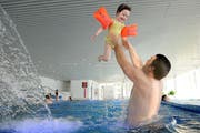 Gavin Wain hat mit seiner Tochter Kiara im neuen Hallenbad auf der Luzerner Allmend offensichtlich grossen Spass. (Bild: Boris Bürgisser/Neue LZ)
