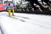 Verheissungsvoll war der Auftritt von Simon Ammann. Der Vierfach-Olympiasieger legte mit 130 m den weitesten Flug der zehn vorqualifizierten Springer in den Hang. (Bild: Philipp Schmidli / Neue LZ)