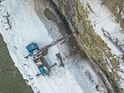 Ein Bohrlastwagen treibt sieben Meter lange Löcher in den Fels. (Bild: Pius Amrein (Wolhusen, 1. März 2018))