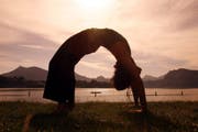 Eine Yoga-Lehrerin am Vierwaldstättersee in Luzern. (Bild: Keystone)