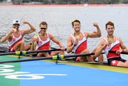 Diese Olympioniken holten Gold (v.l.n.r.): Mario Gyr, Simon Niepmann, Simon Schürch und Lucas Tramer. (Bild: Keystone)