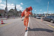 Arbeiten fast abgeschlossen: Anton Martinovic sammelte gestern Verkehrspylone auf der Seebrücke ein. (Bild: Dominik Wunderli (Luzern, 14. Juli 2017))
