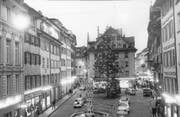 Verkehrsstau auf dem Weinmarkt in der Luzerner Altstadt zur Weihnachtszeit im Jahr 1965. Ein Fahrverbot in der Altstadt wurde erst in den 1970er Jahren erlassen. (Bild: Archiv LZ (Ernst Scagnet, 22. Dezember 1965))
