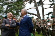 Gelöste Atmosphäre: Am Rande der Feier zum historischen Rütlirapport unterhalten sich Verteidigungsminister Ueli Maurer und alt Bundesrat Adolf Ogi. (Bild: Nadia Schärli / Neue LZ)