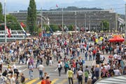 Die Bevölkerung wächst von heute 400'000 Einwohner auf 491'000 Einwohner im Jahr 2015. Auf dem Bild: Pendler im Bahnhof Luzern. (Bild: Manuela Jans)