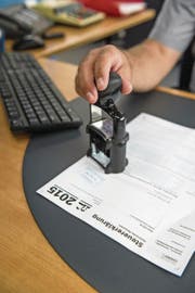 Seit 2018 werden säumige Luzerner Steuerzahler stärker zur Kasse gebeten. (Symbolbild: Dominik Wunderli)