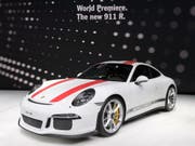Trotz dem schwächeren Wachstum im ersten Halbjahr 2016 bleibt Porsche der profitabelste Autobauer der Welt. (Archivbild) (Bild: Keystone/MARTIAL TREZZINI)