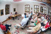 Schweizer Autoren lesen am Mundarttag im Schloss Gelfingen aus ihren Werken. Im Bild die letztjährige Lesung des Surseer Autors Toni Schaller. (Archivbild Roger Grütter)