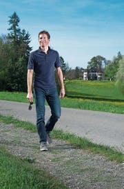 Martin Elmiger schlendert über seinen ehemaligen Schulweg in Lindencham, wo ihn das Radsportfieber gepackt hat. (Bild: Maria Schmid (12. April 2017))