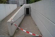 Die Unfallstelle in Cham. Hinten das Glasdurch, durch das der Knabe hinabstürzte. (Bild: Zuger Polizei)