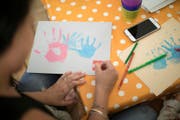Mothers and their under three-year-old children partake in a play and handicraft afternoon as part of the "Tramuki", Transcultural Mother Children's Group, integration course offered by the Social Services of the City of Zurich, photographed in the premises of the La Escuelita school in Zurich, Switzerland, on June 29, 2017. Each of the five social centers in the city of Zurich runs a Tramuki group, who meet once a week for two hours during one full year to participate in joint, integrative activities to promote the cultural and linguistic integration of mothers and their children with a migratory background. (KEYSTONE/Gaetan Bally) Muetter und ihre unter drei-jaehrigen Kinder aus verschiedenen Kulturen nehmen am Spiel- und Bastelnachmittag im Rahmen des Integrationskurses "Tramuki", Transkultuelle Mutter-Kinder-Gruppe, der Sozialen Dienste der Stadt Zuerich, teil, aufgenommen am 29. Juni 2017 in den Raeumlichkeiten der La Escuelita Schule im Zuercher Kreis 1. Jedes der fuenf Sozialzentren der Stadt Zuerich fuehrt eine Tramuki-Gruppe, die sich waehrend eines Jahres ein Mal in der Woche fuer zwei Stunden trifft, um an gemeinsamen, integrativen Aktivitaeten teilzunehmen, um so die kulturelle und sprachliche Integration der Muetter und ihrer Kinder mit einem Migrationshintergrund zu foerdern. (KEYSTONE/Gaetan Bally) (Symbolbild: Gaetan Bally/Keystone)