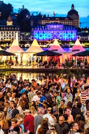 Gute Stimmung trotz Grossandrang vor dem KKL. (Bild: Neue LZ / Philipp Schmidli)