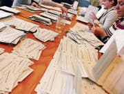 2003 hatten die Stimmenzähler alle Hände voll zu tun. Am 18. Mai kamen neun Vorlagen an die Urne. (Bild: Walter Bieri/Keystone (Zürich))