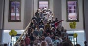 Eine Holztreppe lud zu Beginn der Saison 2016/17 die Besucher direkt ins Foyer des Luzerner Theaters. (Bild: Boris Bürgisser (10. September 2016))
