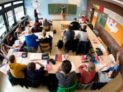 Ein Viertel aller 11- bis 15-Jährigen fühlen sich von der Arbeit für die Schule gestresst. Ein positives Umfeld kann dem abhelfen. (Symbolbild) (Bild: Keystone/DPA dpa/A3929/_JULIAN STRATENSCHULTE)