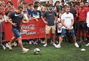 Xherdan Shaqiri (links) demonstriert sein Können beim Torwandschiessen auf der Luzerner Allmend. (Bild: Jakob Ineichen (24. Juni 2017))