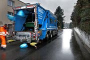 KVA. Real. Die neuen Müllabfuhr-Lastwagen verfügen über viel Platz im Cockpit und moderne navigations und GPS-Geräte, welche z.b. das Gewicht jeder einzelnen Containerladung direkt an die Zentrale schicken. Auf dem Bild Hayle Desfamaryam Abfall Fotografiert in Luzern am 10. Januar 2013 (Neue LZ/Nadia Schärli) (Bild: Nadia Schärli (Luzern, 10. Januar 2013))